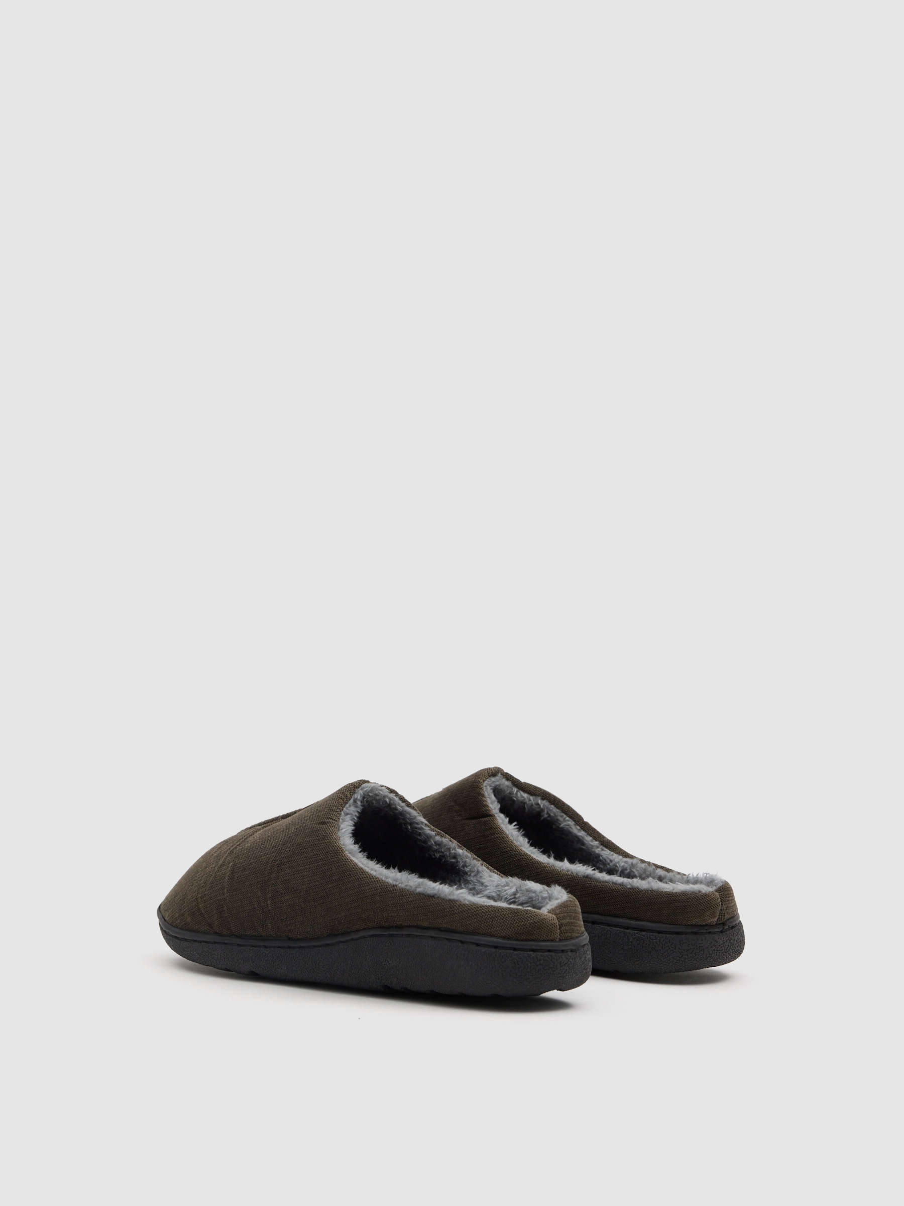 Zapatilla de casa efecto piel con forro kaki vista general frontal