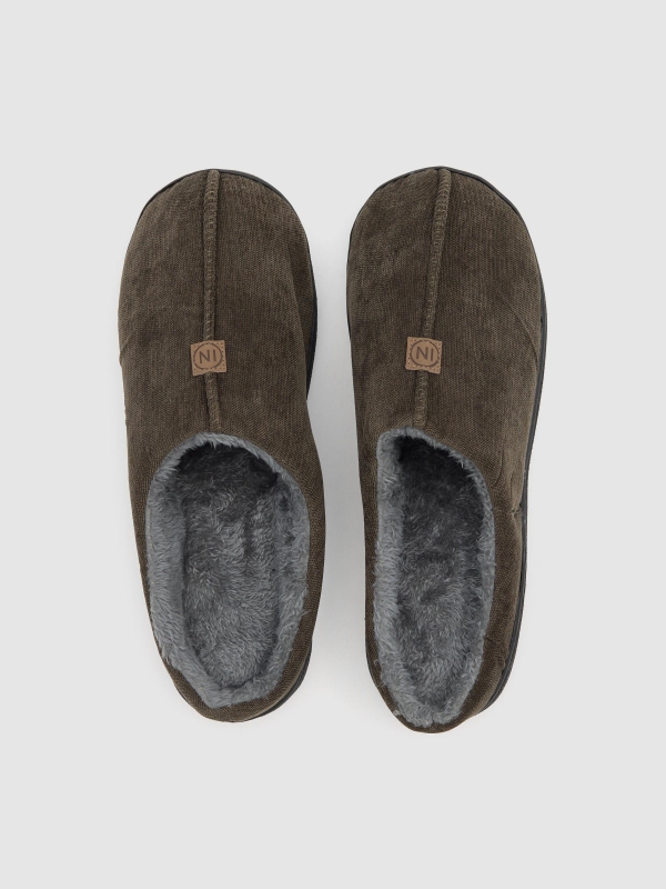 Zapatilla de casa efecto piel con forro kaki vista detalle