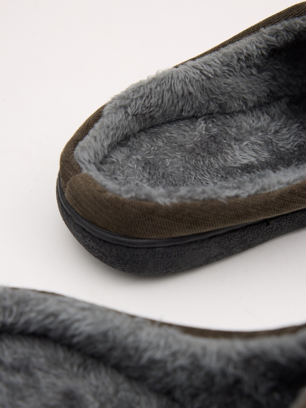 Zapatilla de casa efecto piel con forro kaki vista detalle