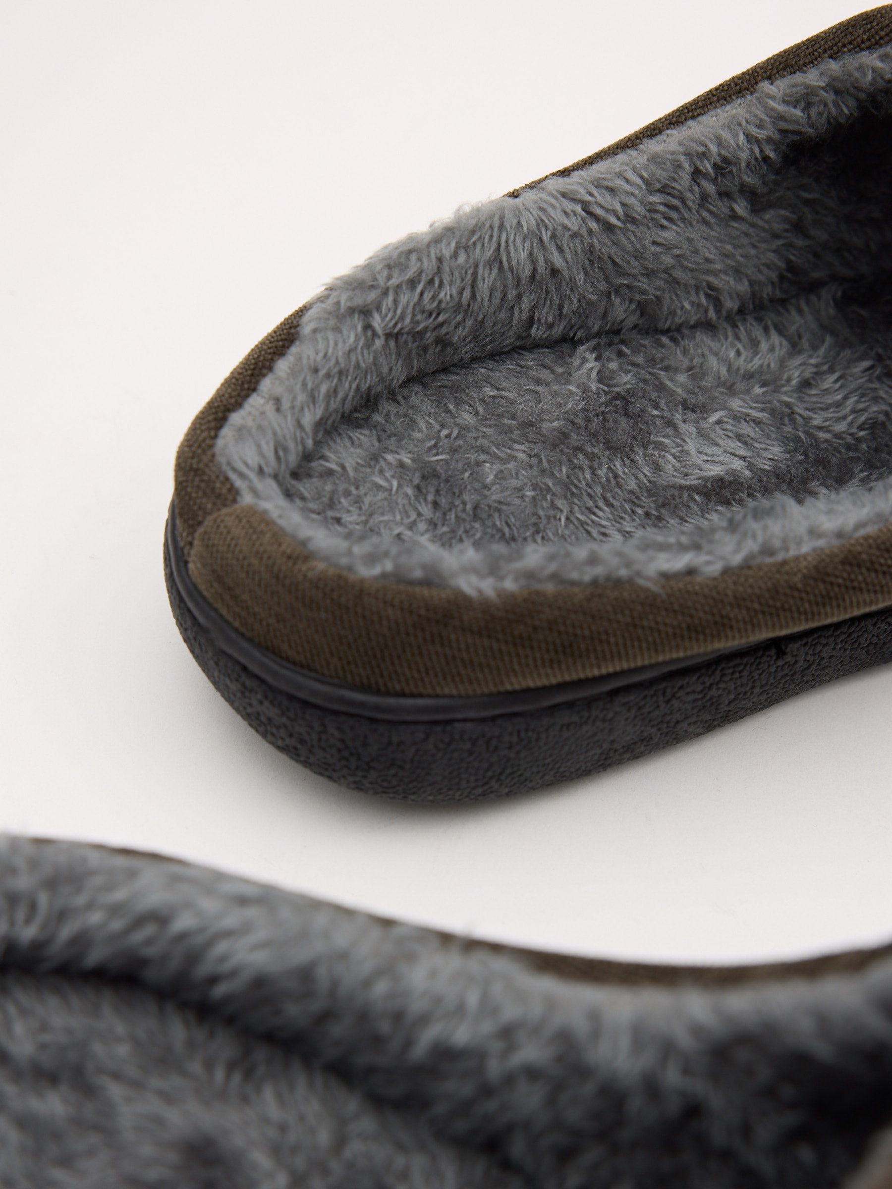 Pantufa efeito pele com forro cáqui vista geral frontal