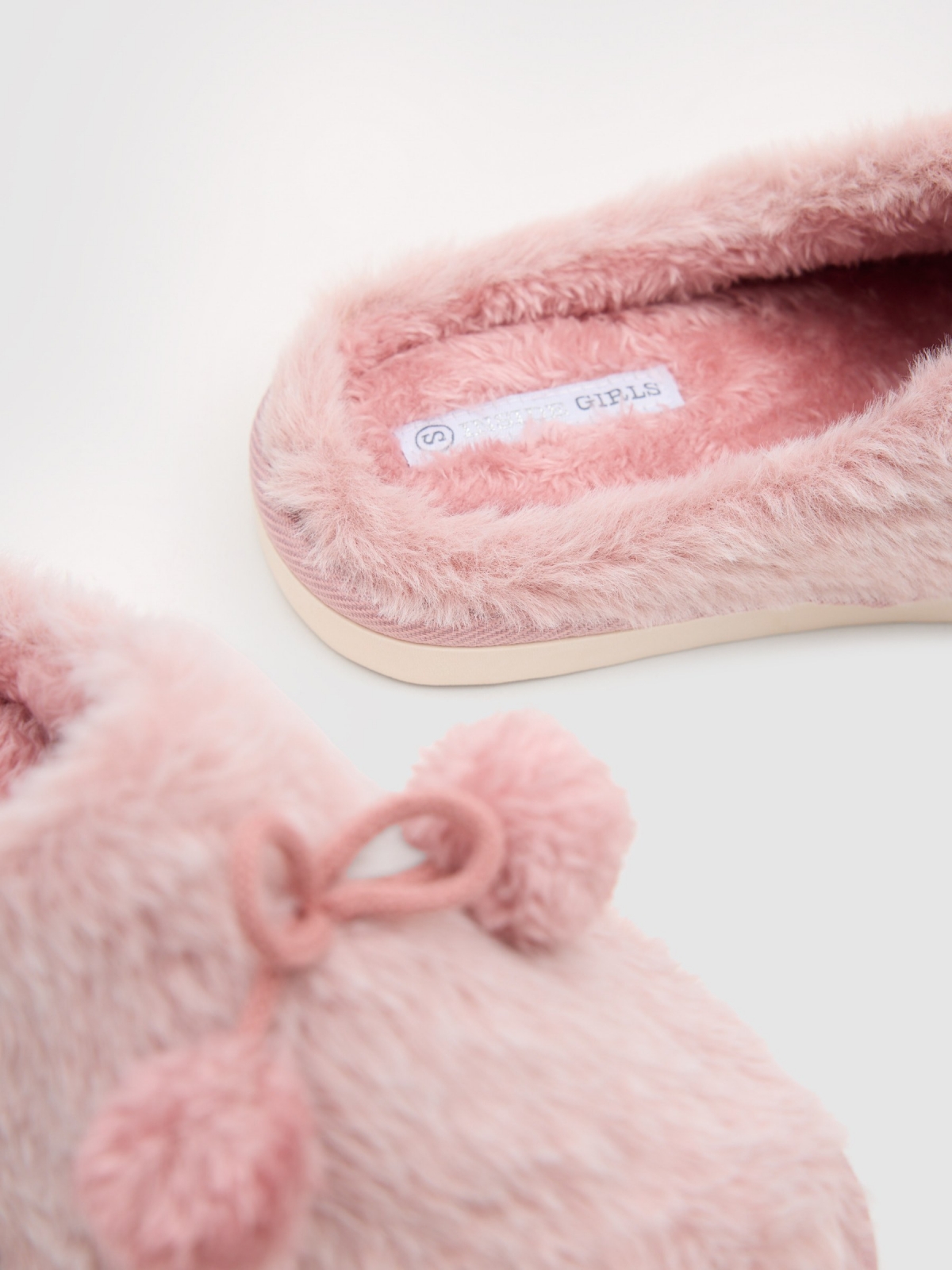 Pantufas de casa pompom rosa claro vista detalhe
