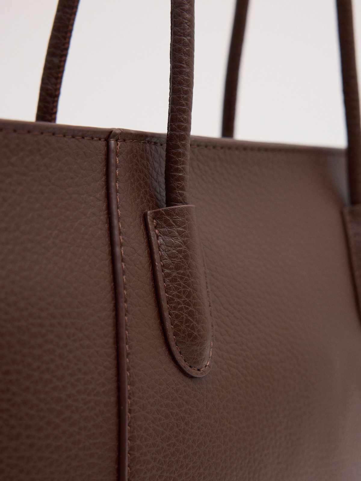 Bolsa shopper efeito couro marrom vista lateral 45º