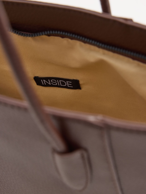 Bolsa shopper efeito couro marrom vista detalhe
