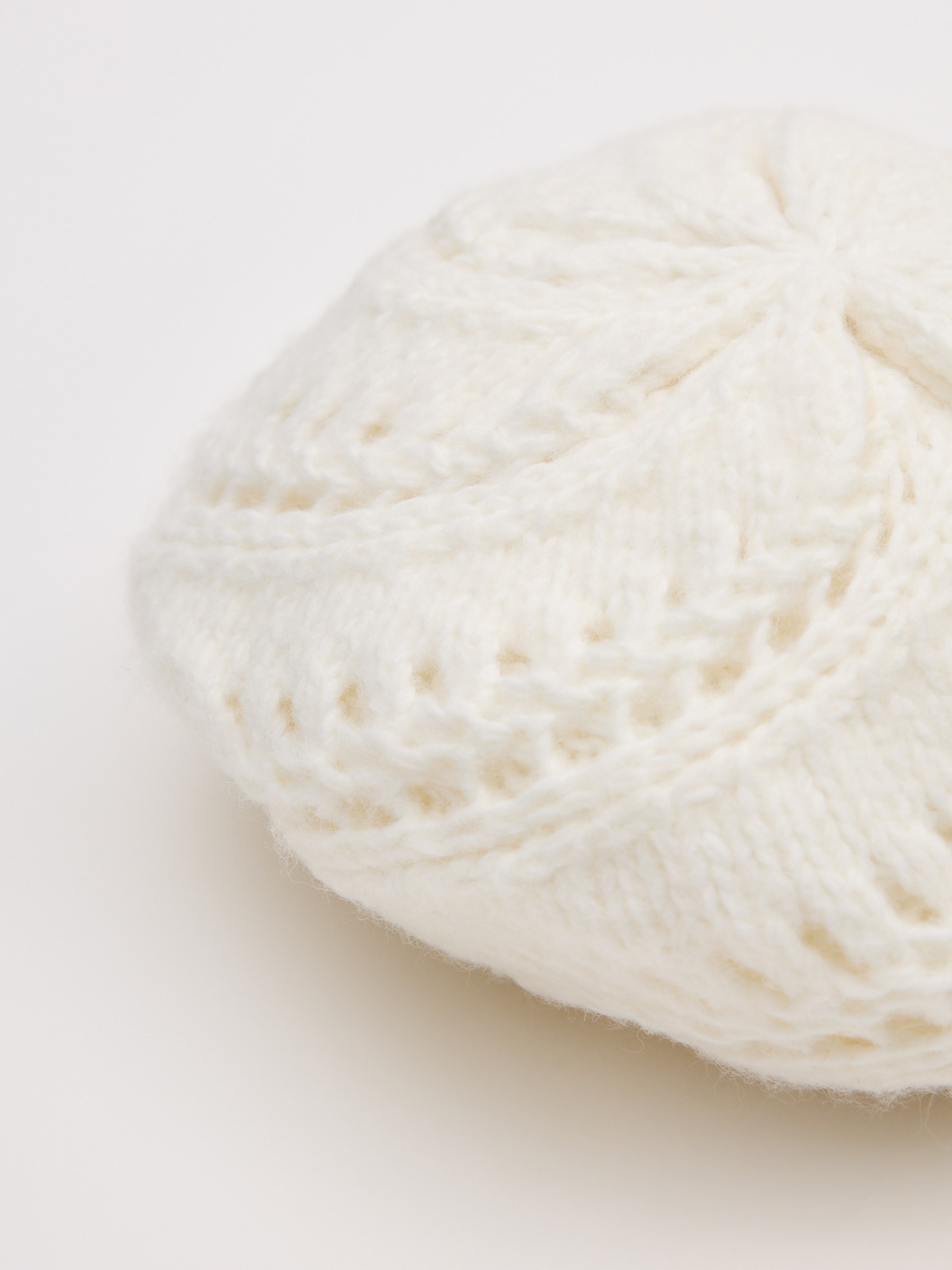 White knit beret white 45º front view