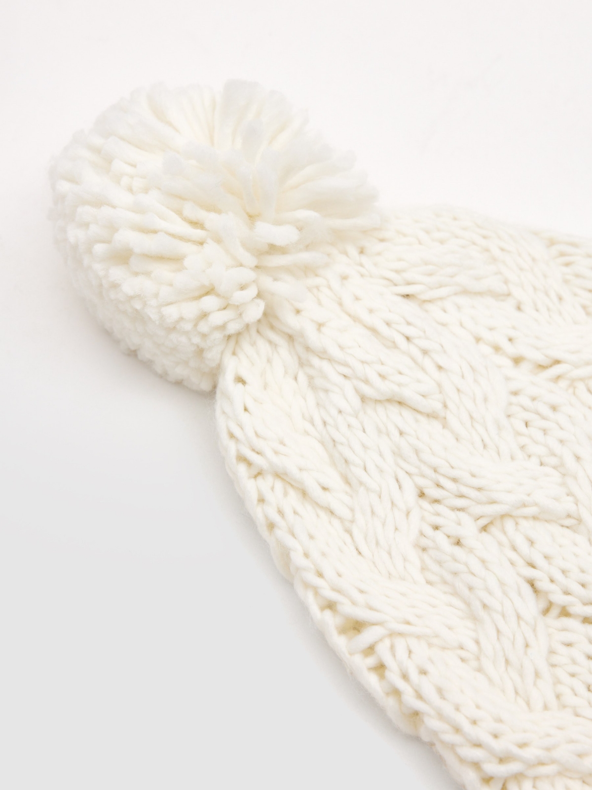 Gorro trenzado pompón blanco vista lateral trasera 45º