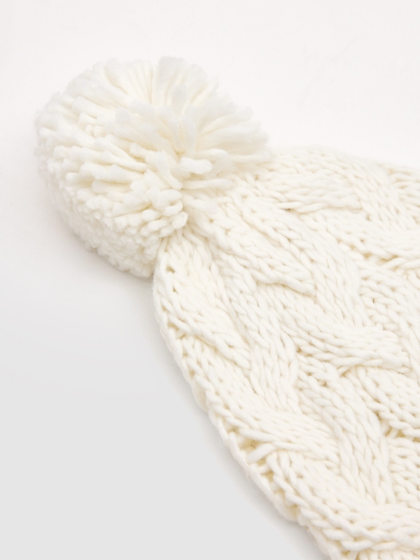 Gorro trenzado pompón blanco vista lateral trasera 45º