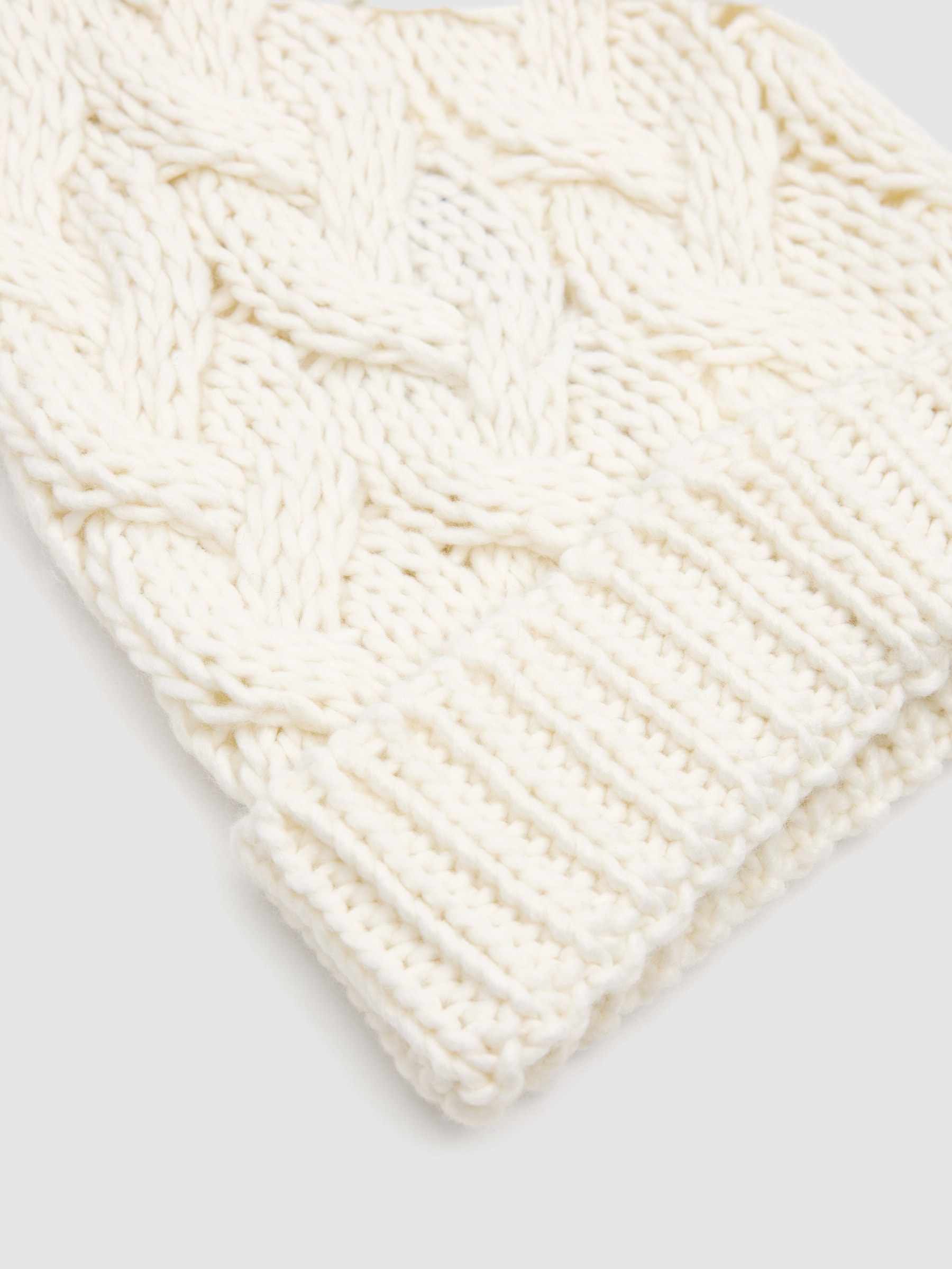 Braided pompom hat white 45º front view