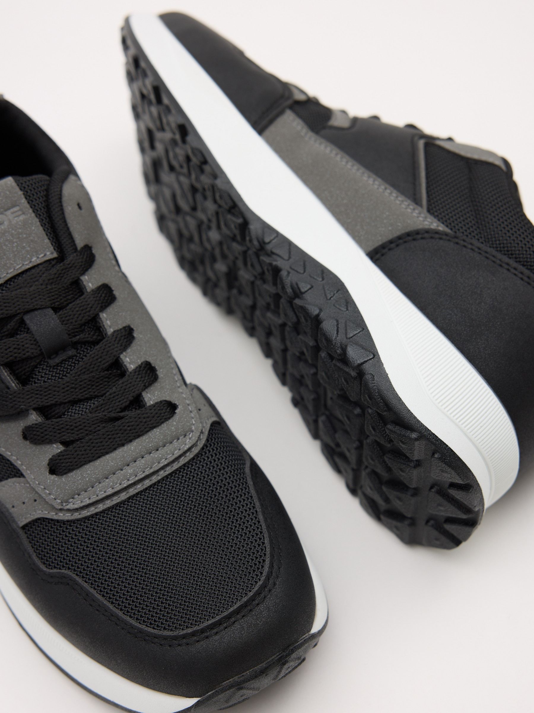 Deportiva combinada nylon negro