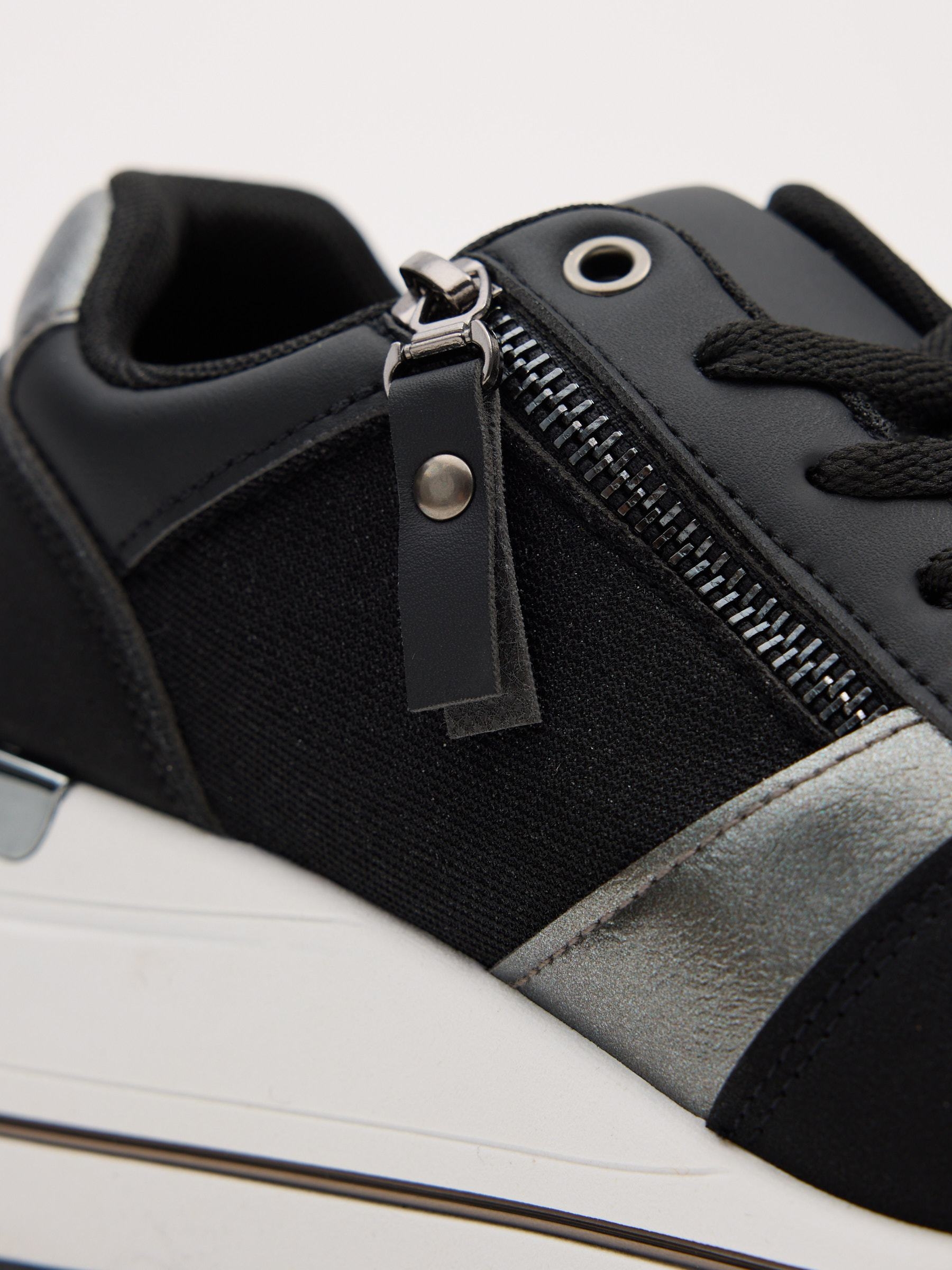 Deportiva cuña con cremallera negro