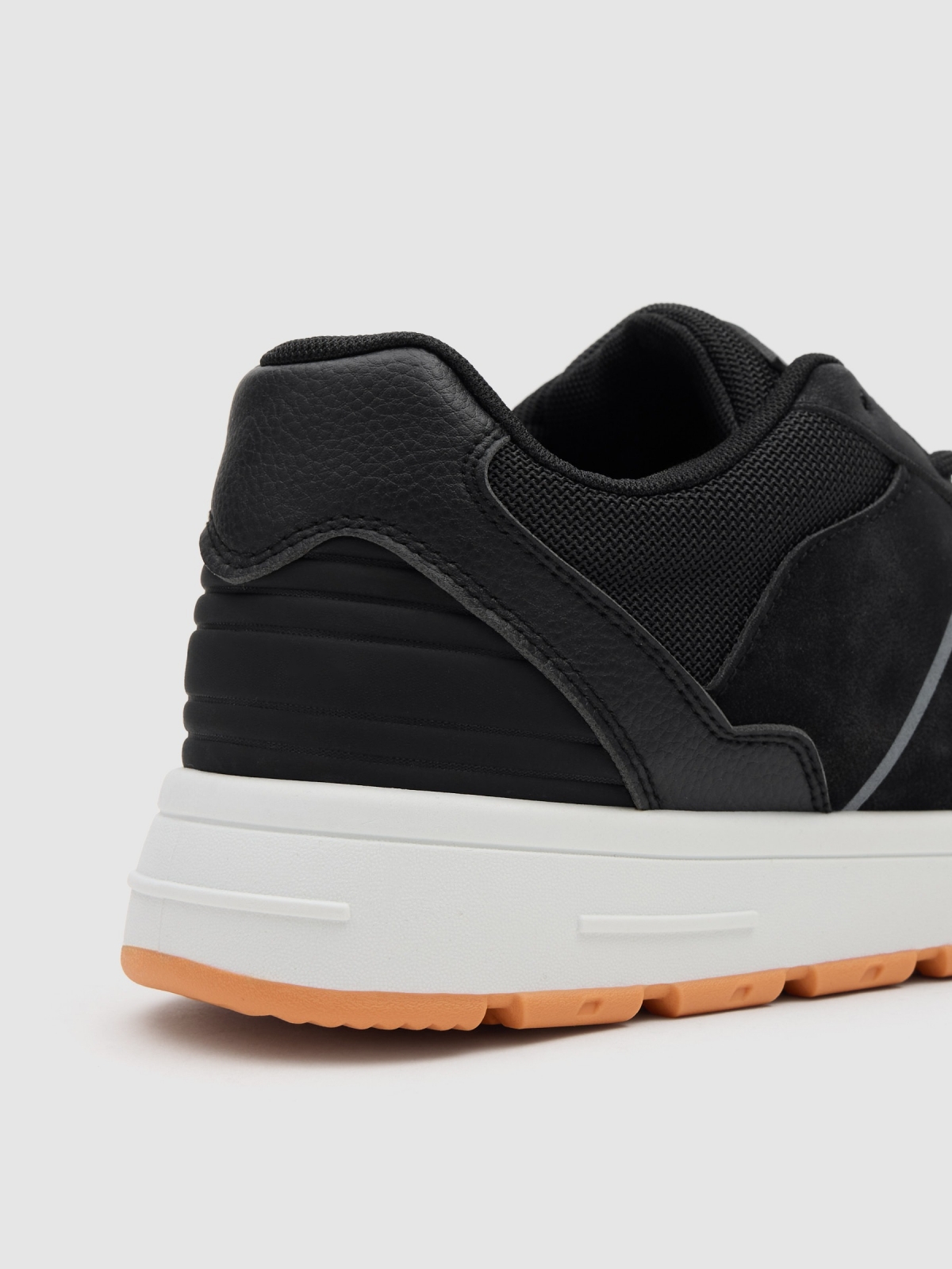 Esportivas skater efeito couro preto vista detalhe