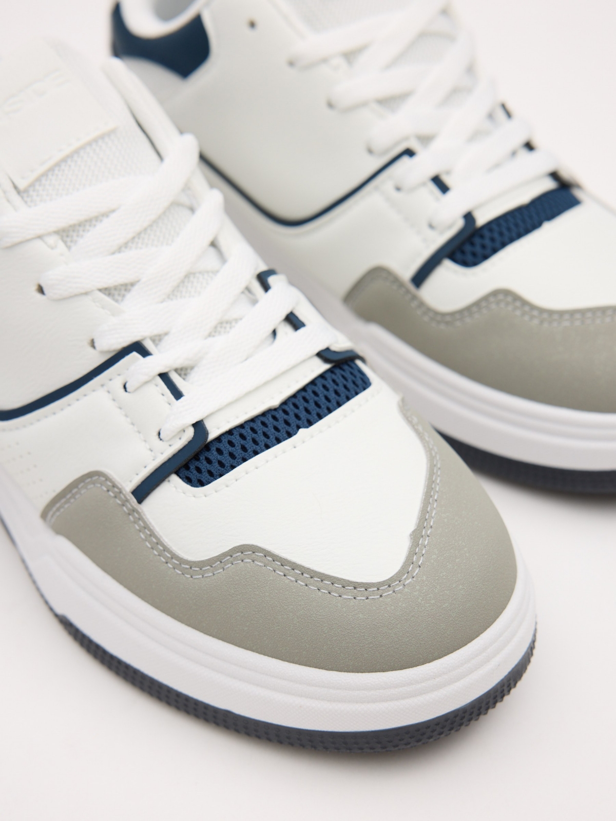 Deportivas skater combinadas blanco vista detalle