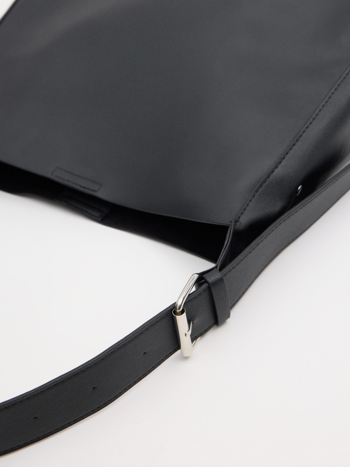 Bolso efecto piel negro negro vista detalle
