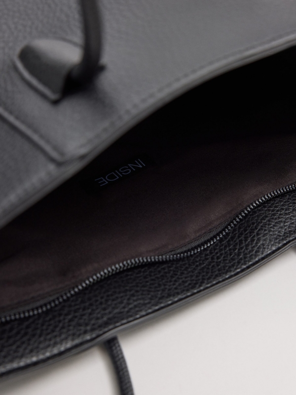 Bolsa shopper efeito couro preto vista detalhe