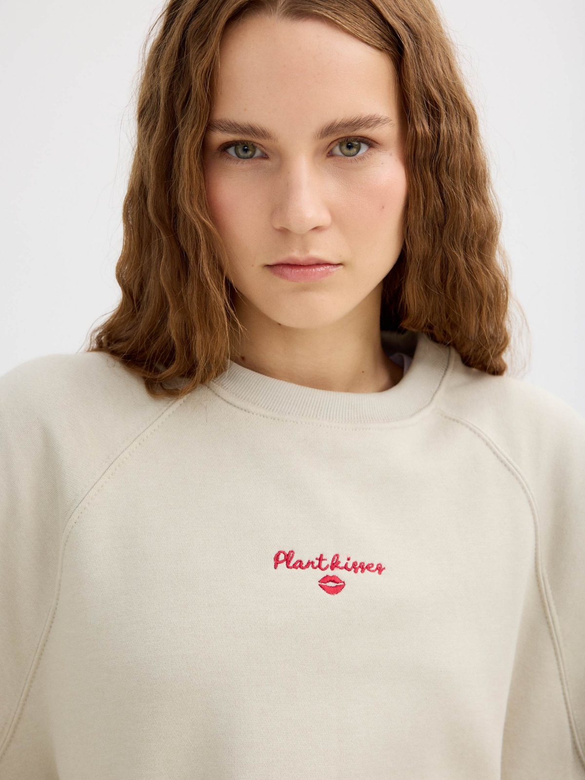 Sudadera felpa bordada cuello redondo crudo vista detalle