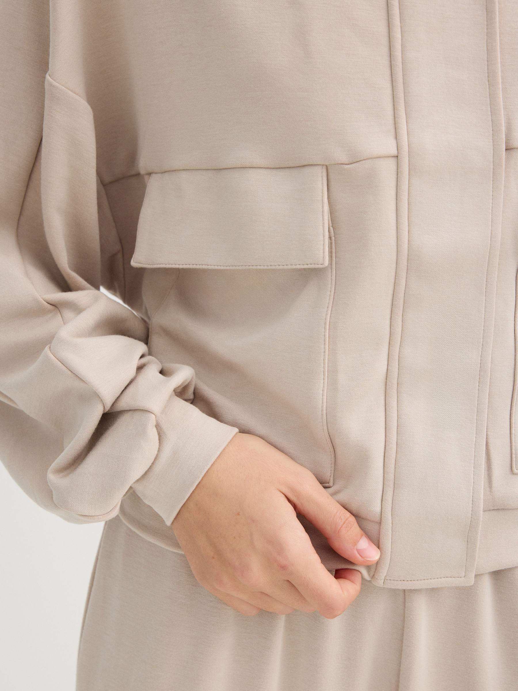 Chaqueta con bolsillos efecto piel beige vista media frontal