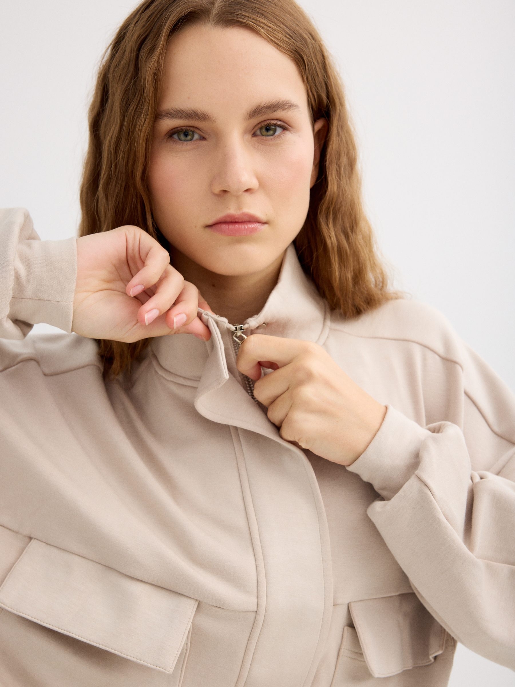 Chaqueta con bolsillos efecto piel beige vista media frontal