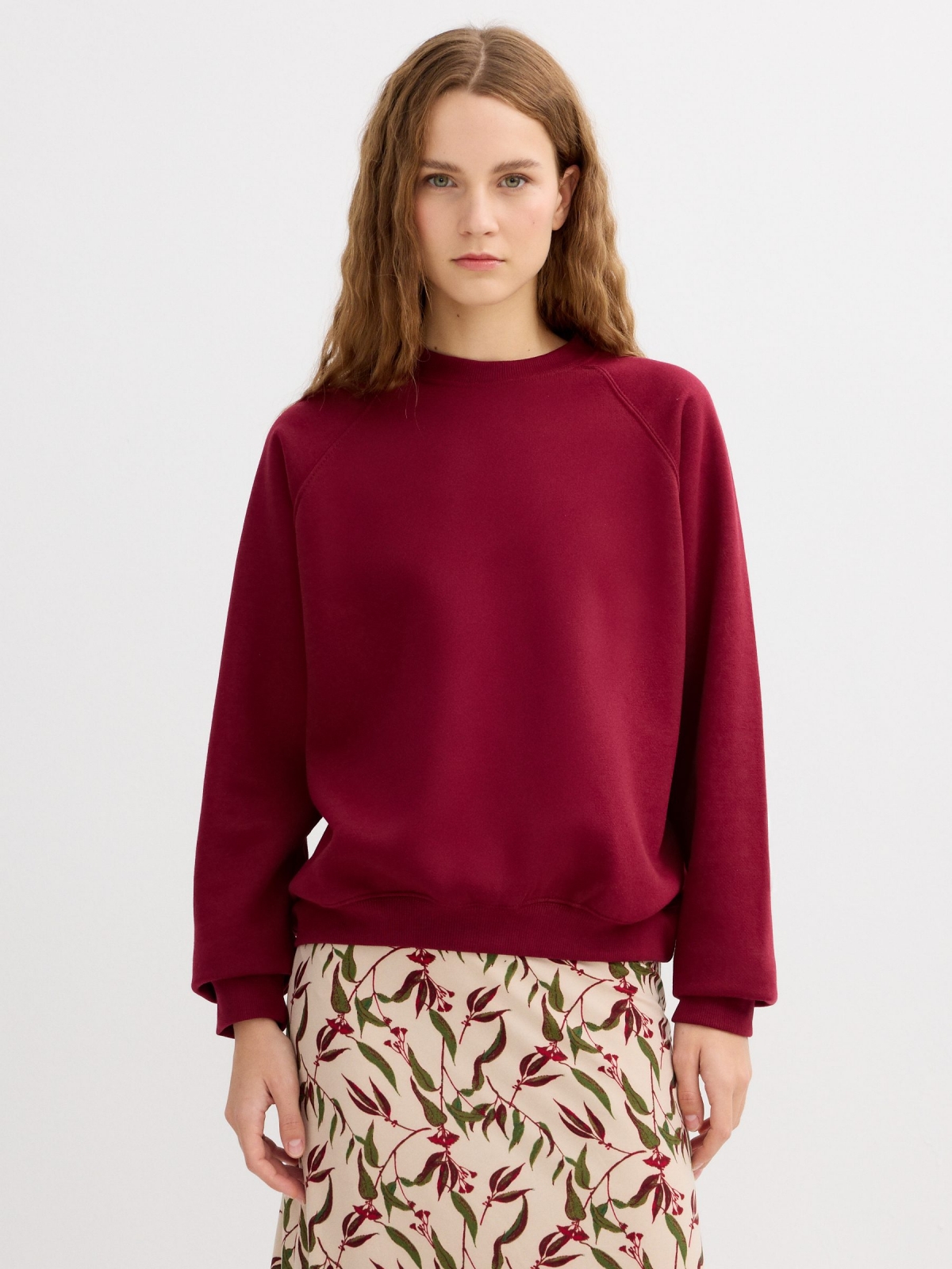 Sweatshirt de gola redonda granada vista meia frontal