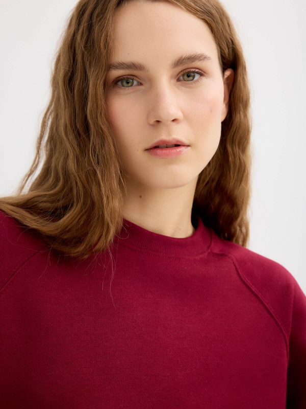 Sweatshirt de gola redonda granada vista detalhe