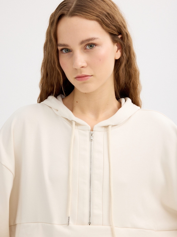 Sudadera con capucha y cremallera blanco roto vista detalle