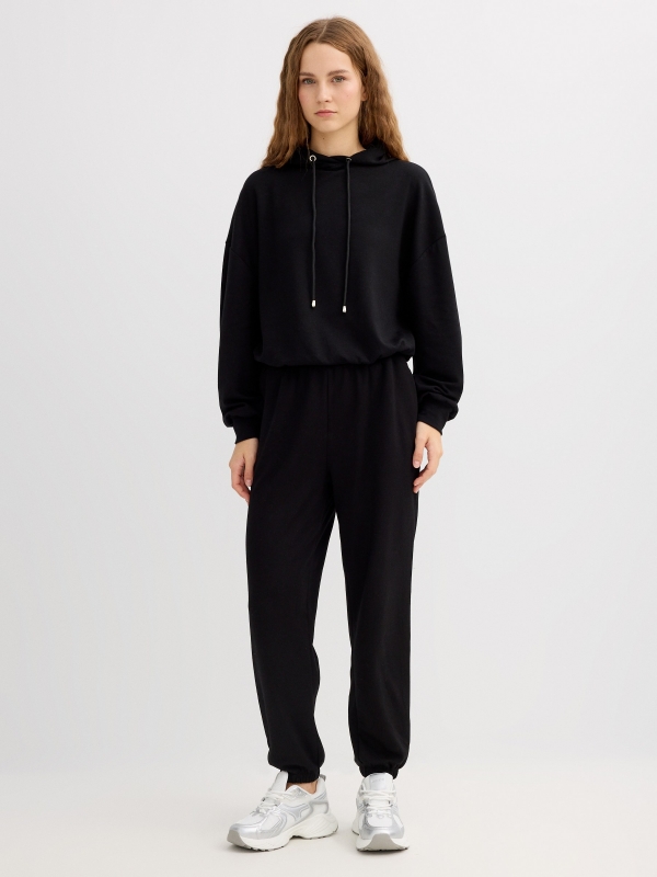 Jogger deportivo tiro alto negro vista general frontal