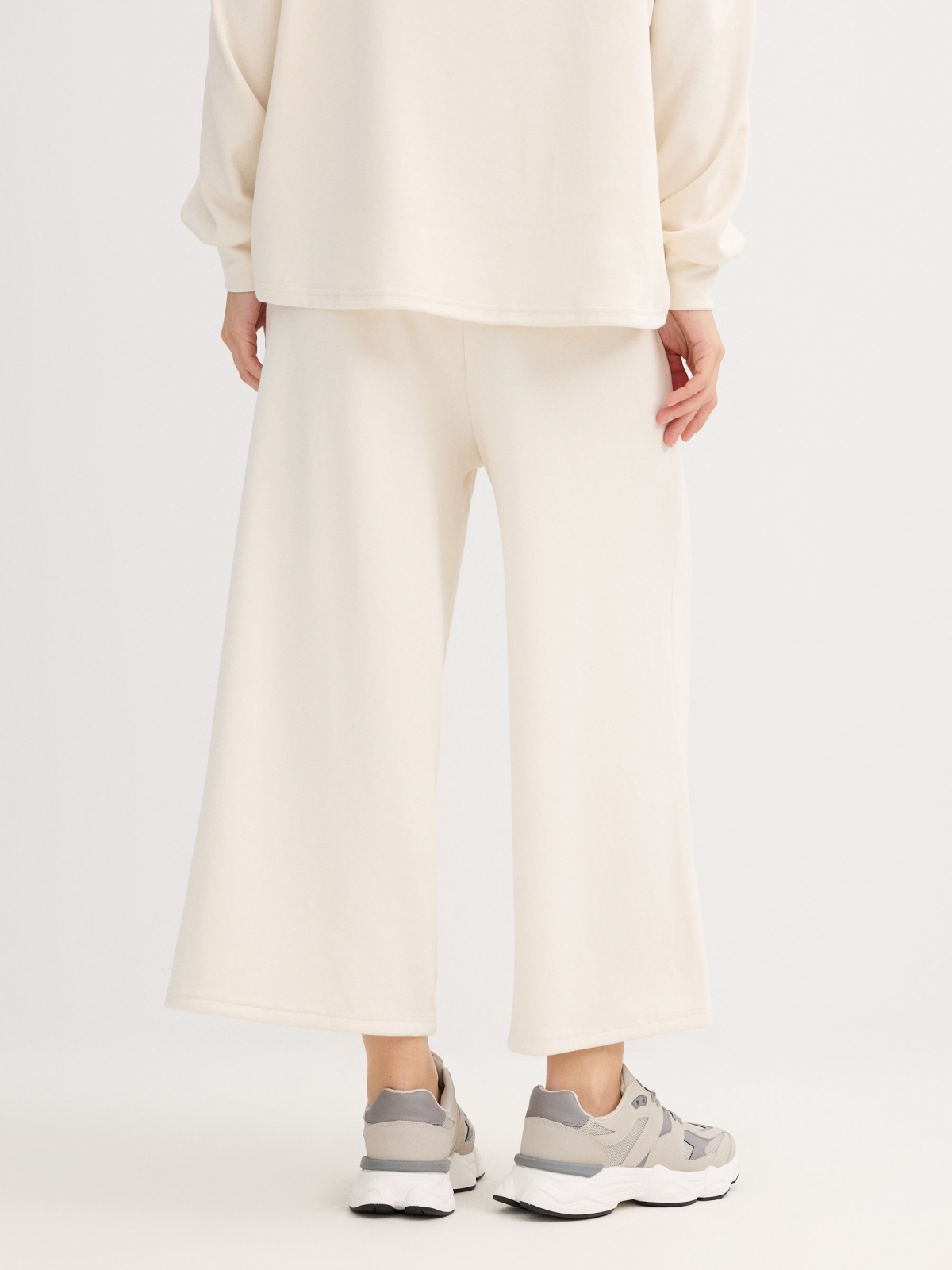 Pantalón chándal wide leg tiro alto blanco roto vista media trasera