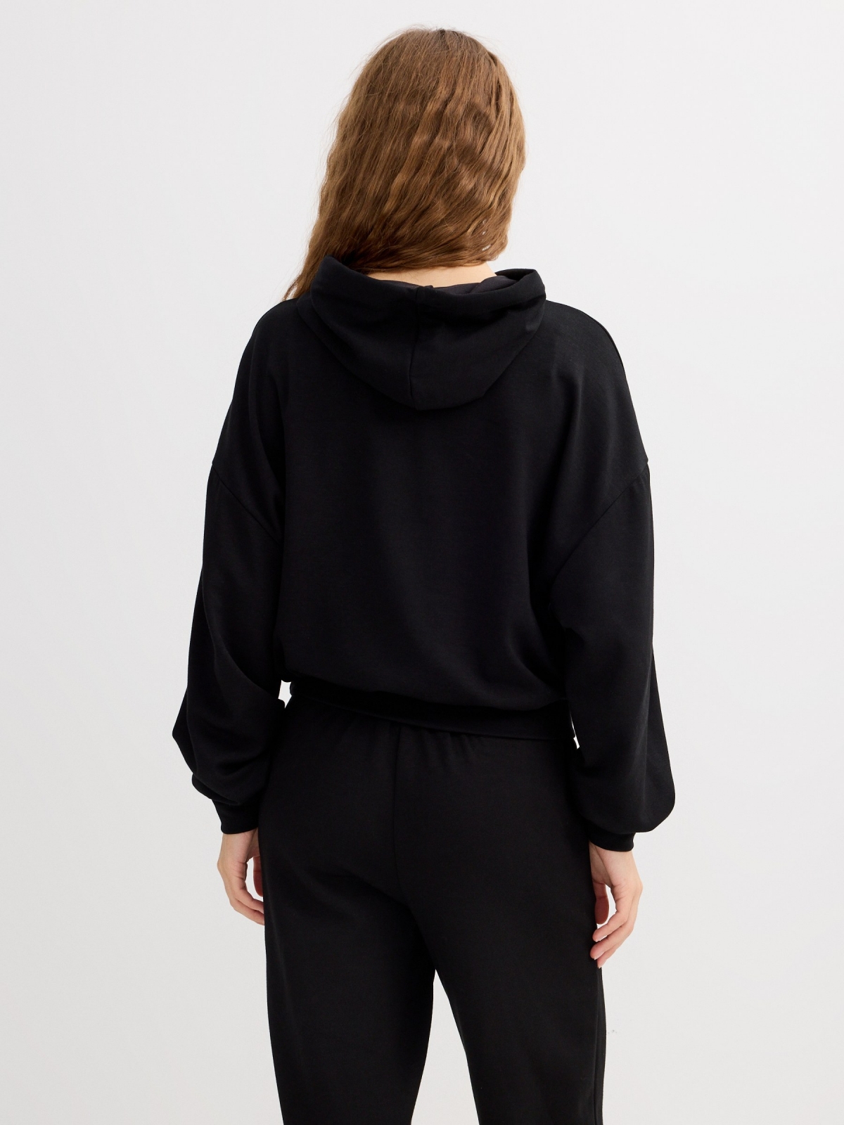 Sudadera con capucha negro vista media trasera
