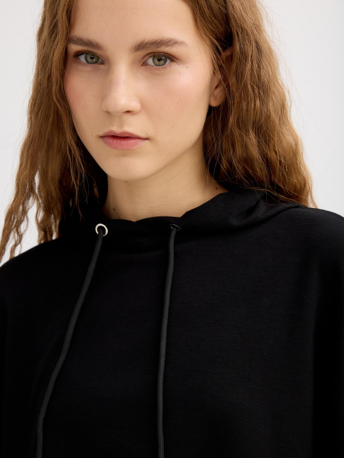 Sudadera con capucha negro vista detalle