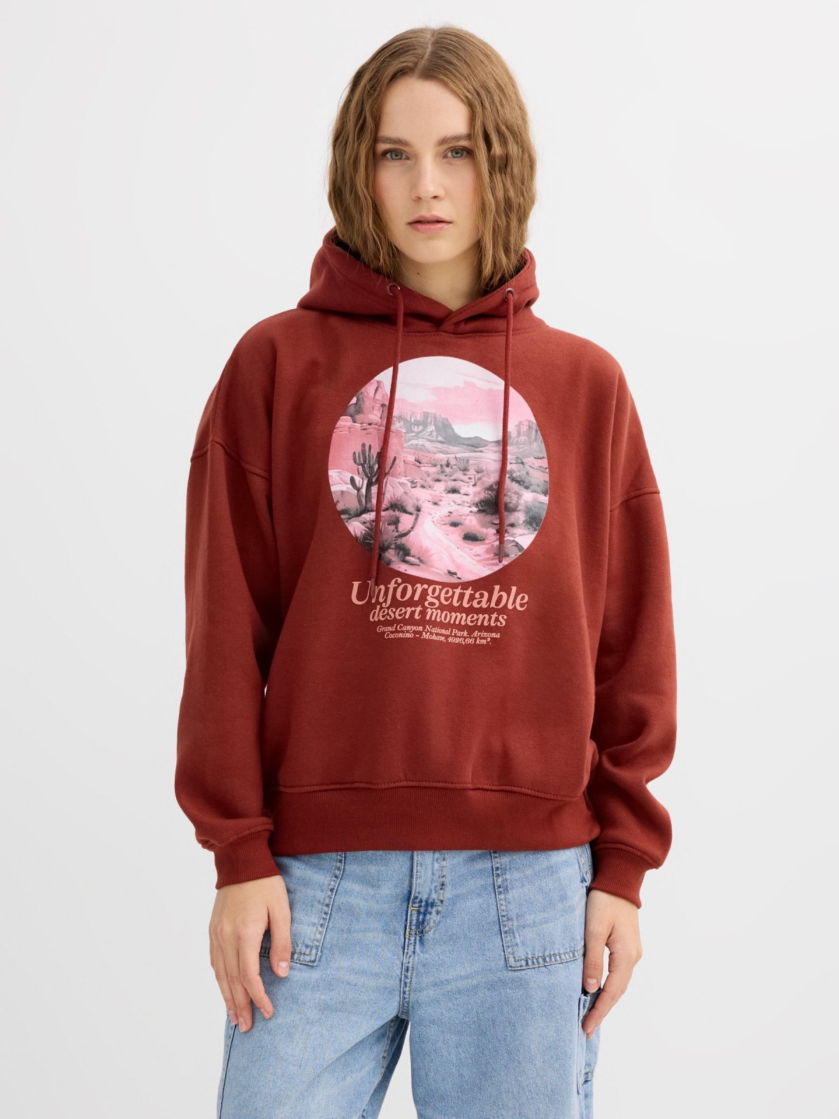 Moletom com capuz estampado oversized marrom vista meia frontal