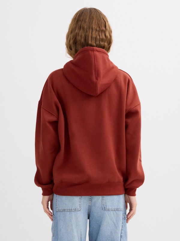 Sudadera con capucha estampada oversize marrón vista media trasera