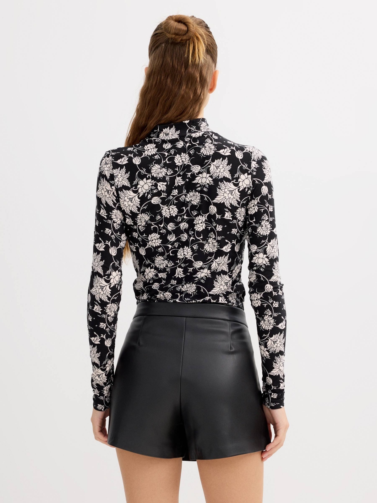 Camiseta floral cuello perkins negro vista media trasera