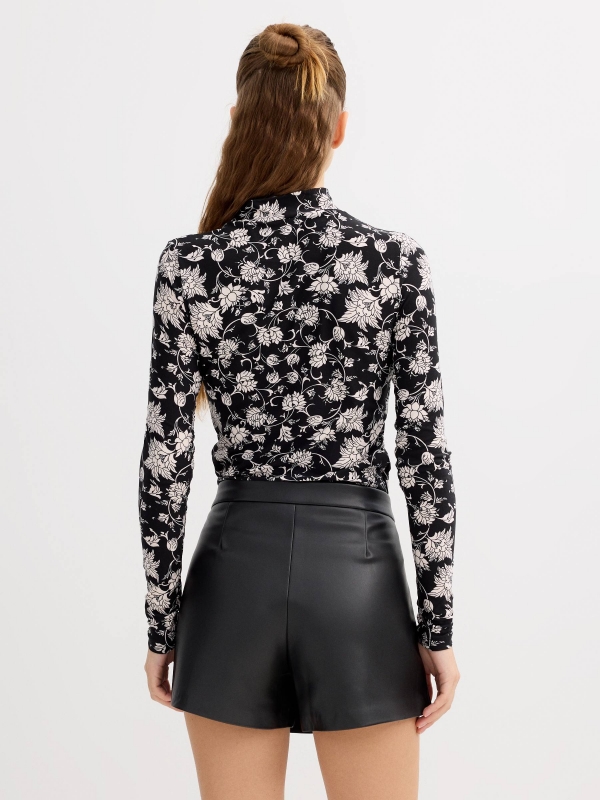 Camiseta floral cuello perkins negro vista media trasera