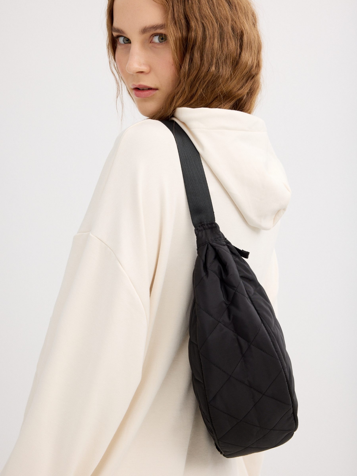 Bolsa nylon acolchoada preto vista detalhe