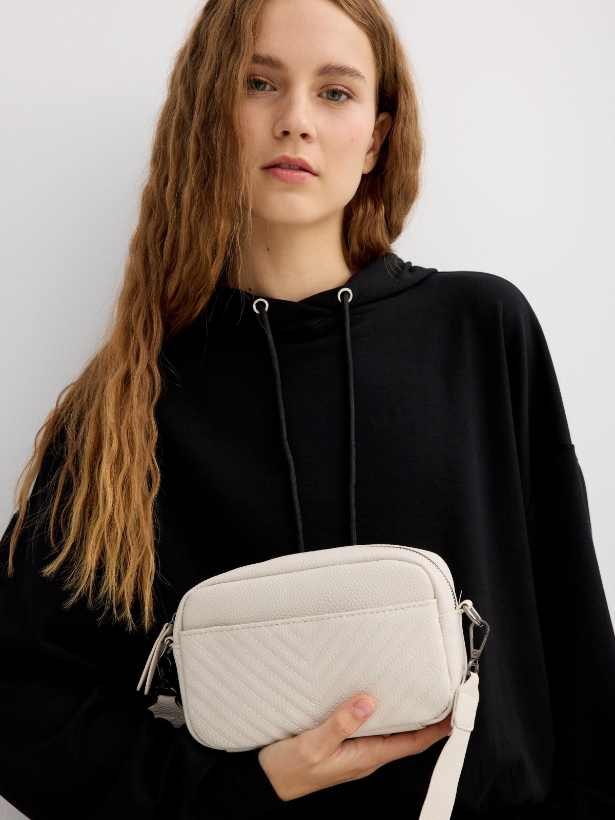 Bolsa tiracolo efeito couro off white com modelo