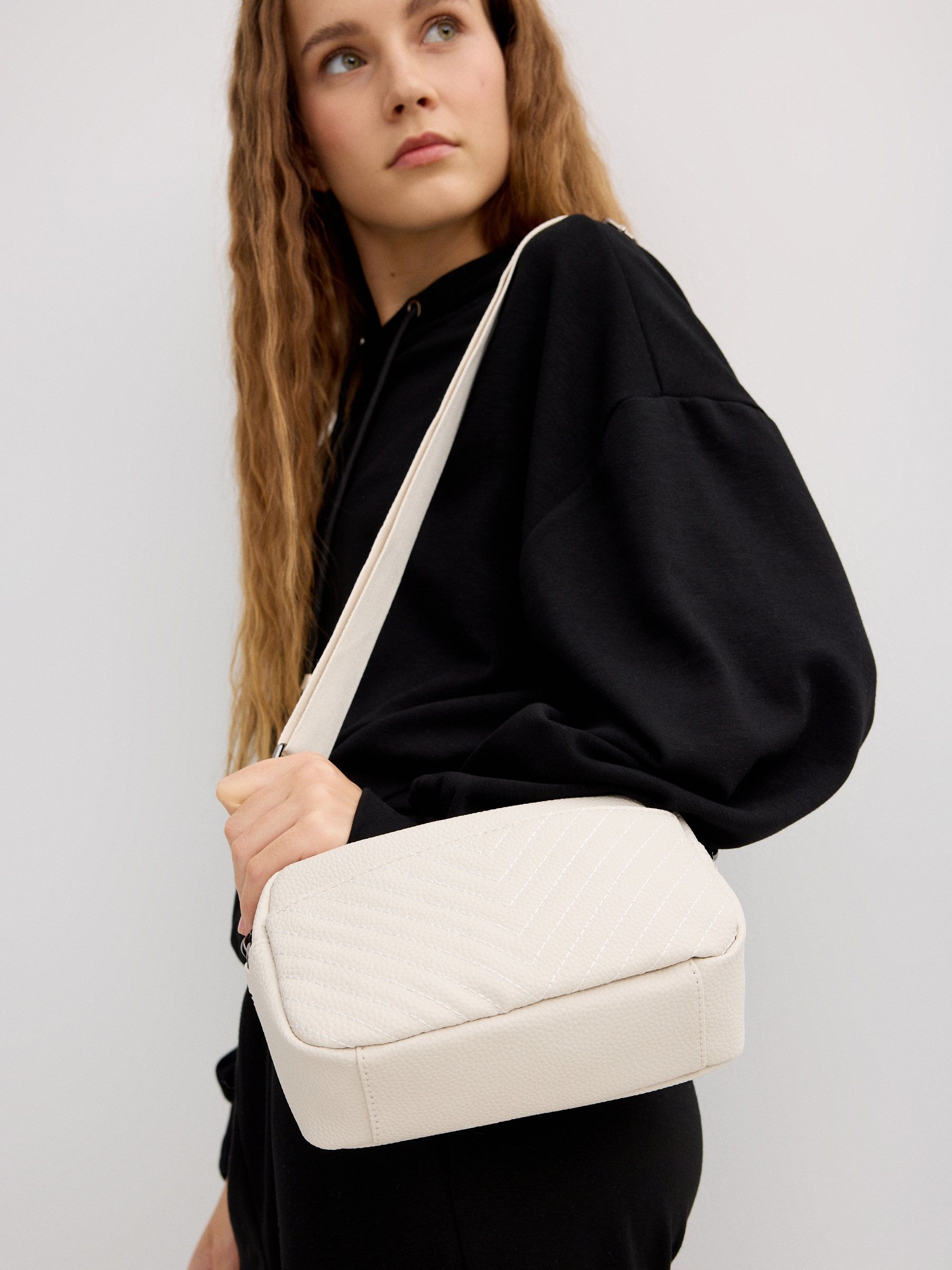 Bolso bandolera efecto piel blanco roto vista general frontal