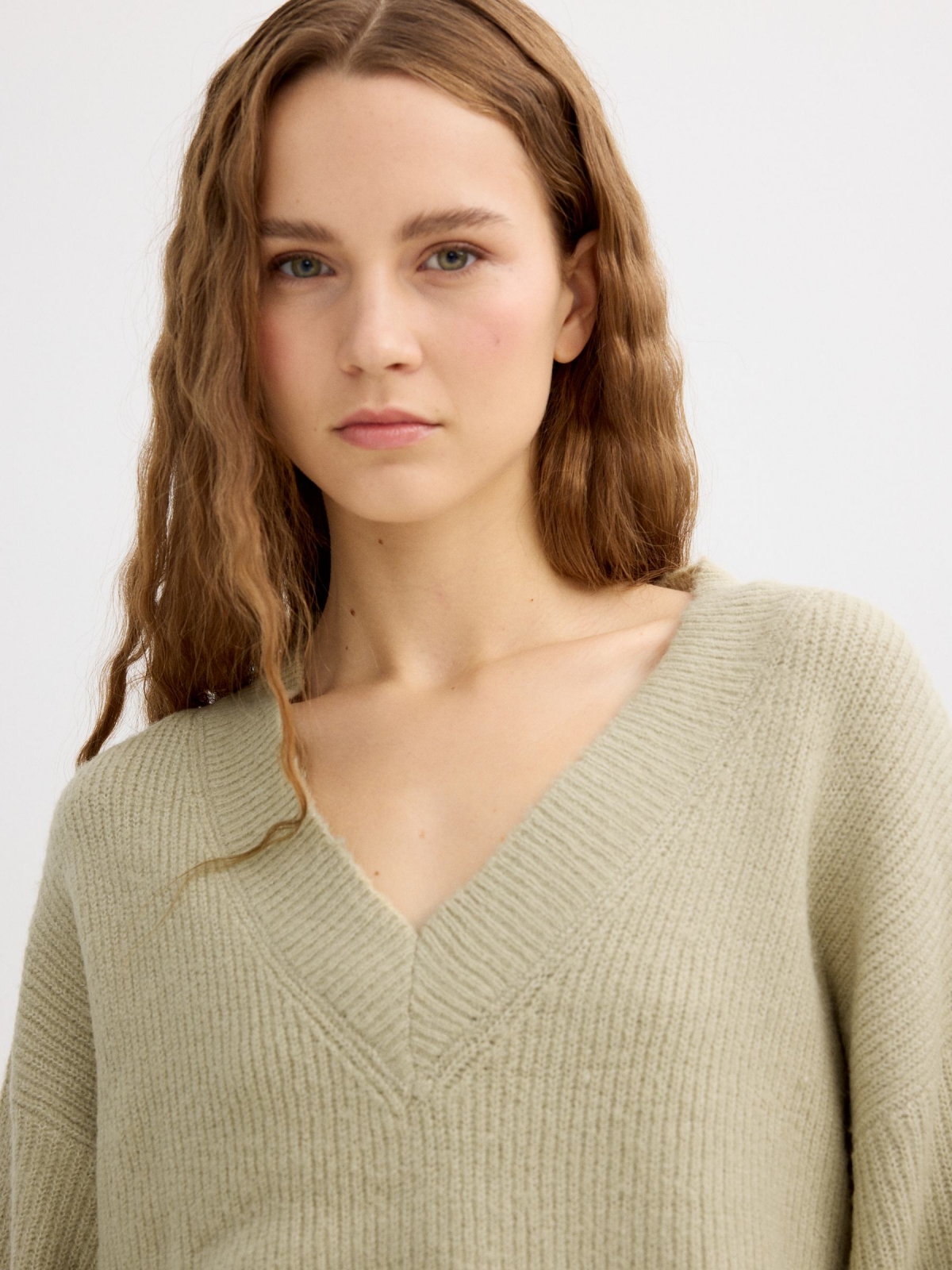 Plain V-neck jersey light green detail view