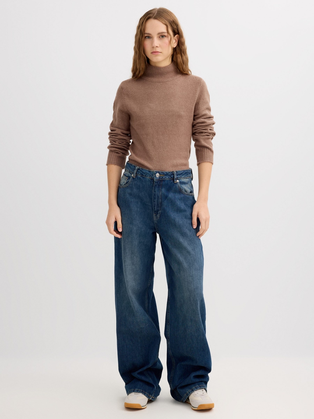 Jersey casual cuello vuelto slim marrón tostado vista general frontal