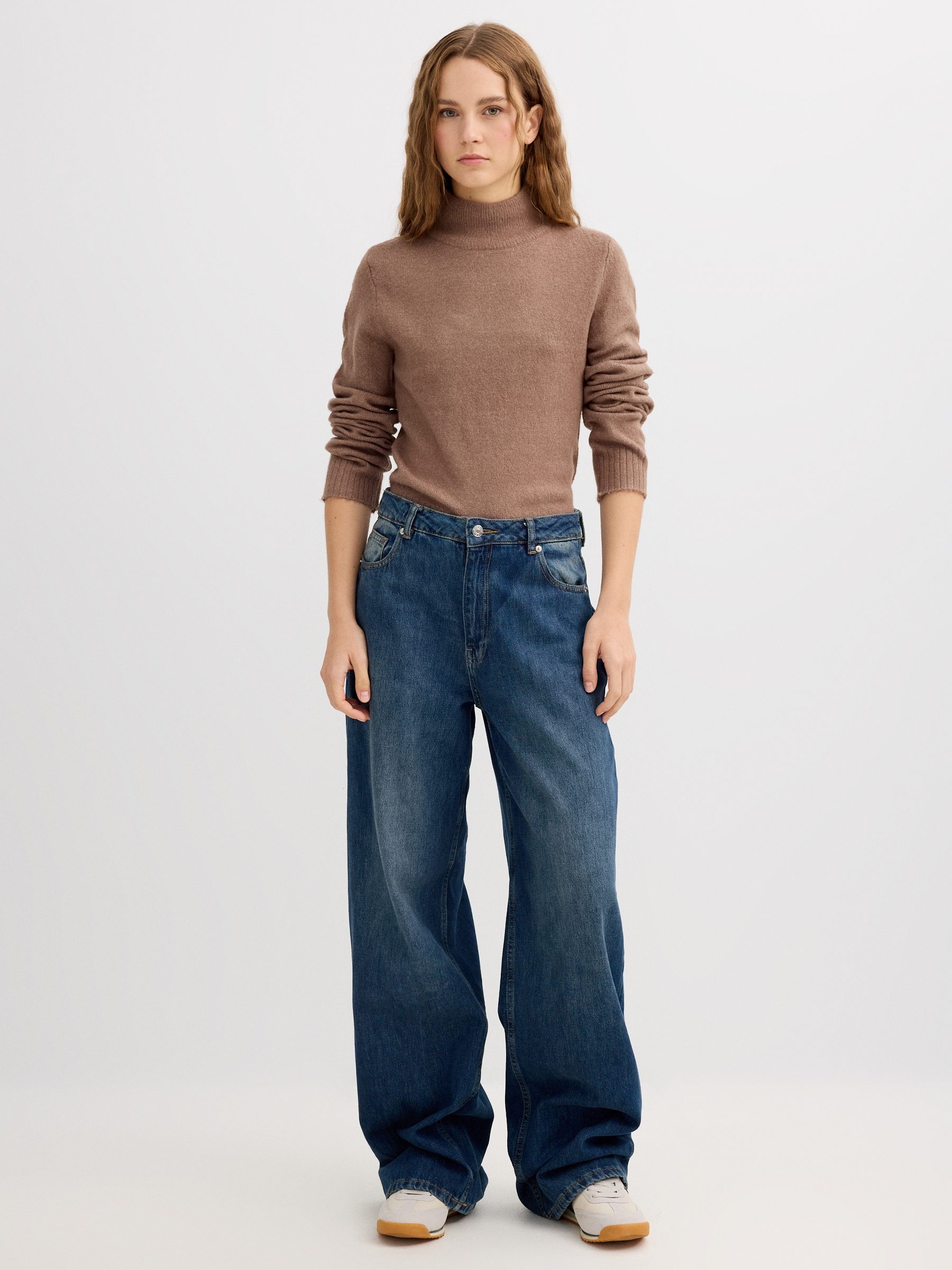 Jersey casual gola alta slim marrom escuro vista meia frontal