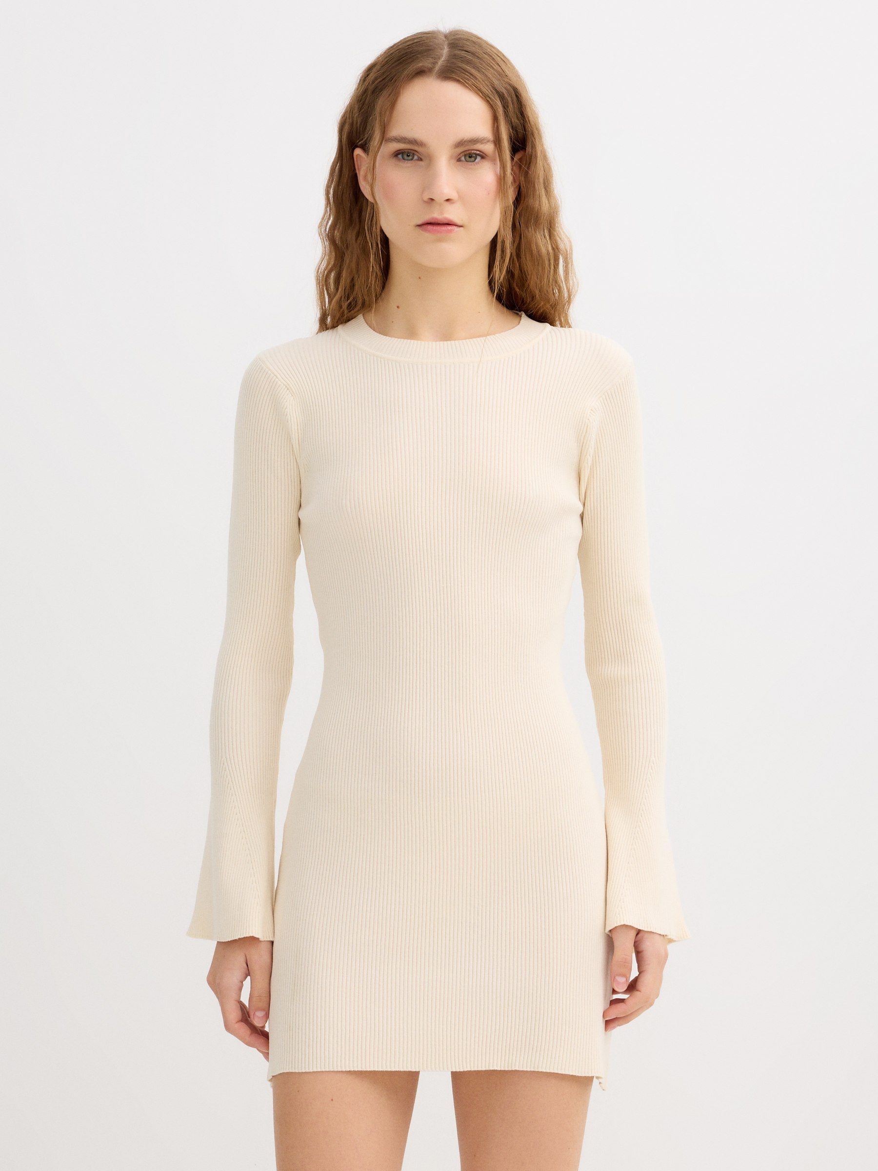 Vestido mini manga acampanada