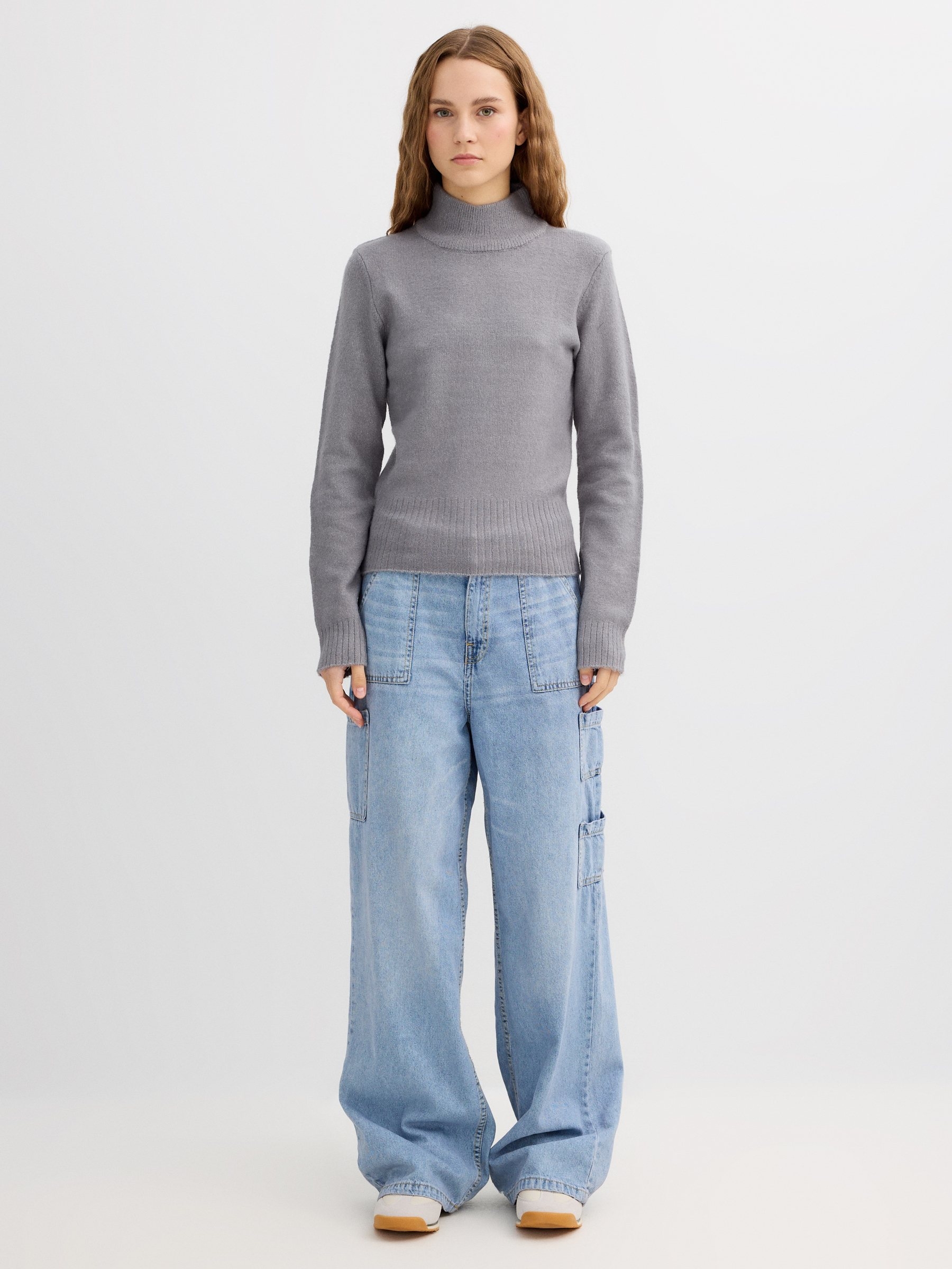 Jersey casual cuello vuelto slim gris vista media frontal