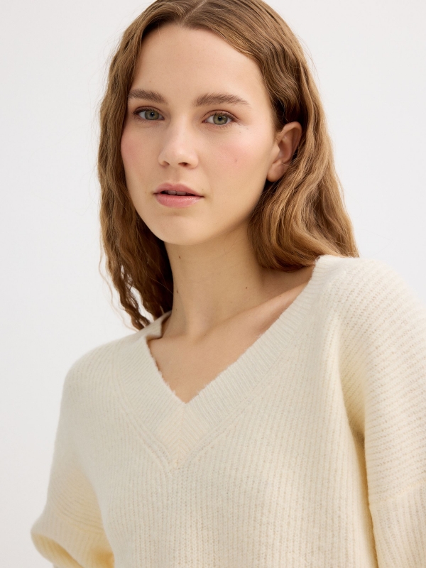 Jersey cuello pico liso blanco roto vista detalle