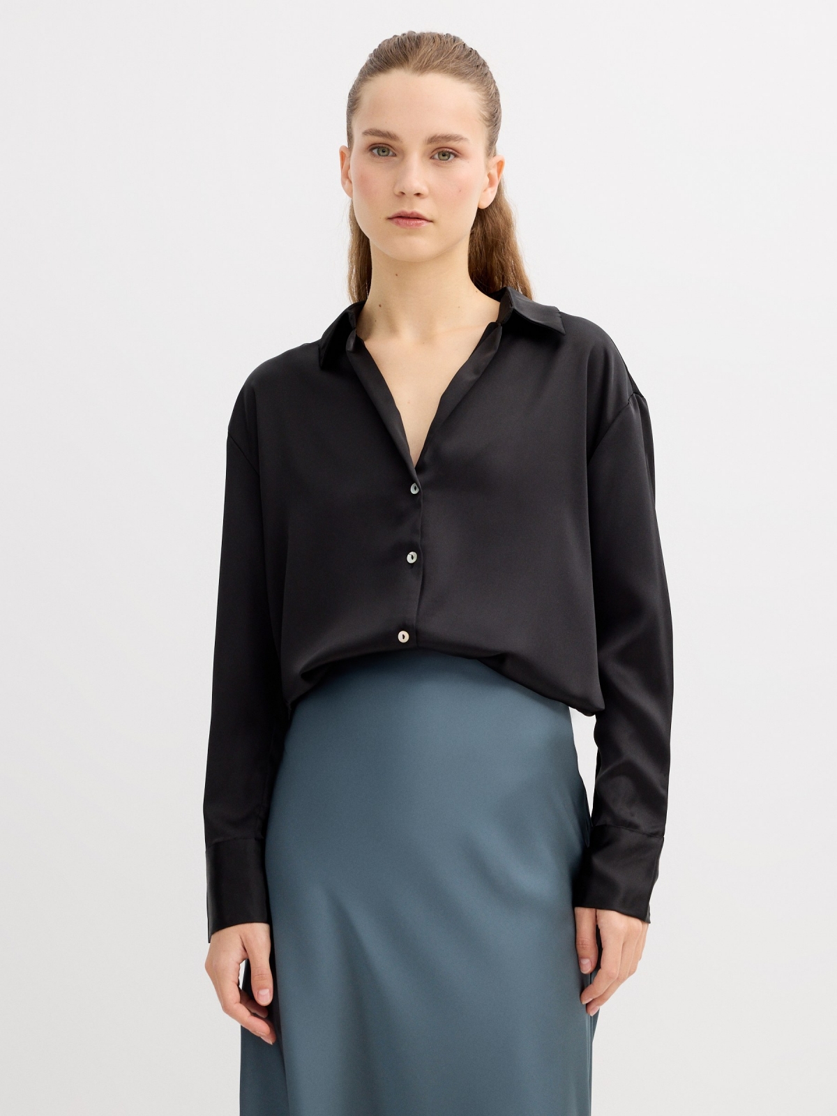 Camisa satinada negra básica negro vista media frontal