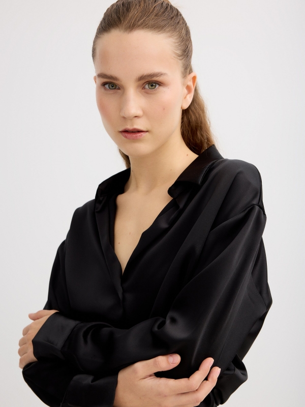 Camisa satinada negra básica negro vista detalle