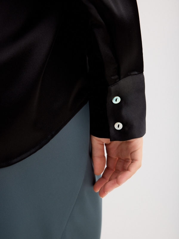 Camisa acetinada preta básica preto vista detalhe