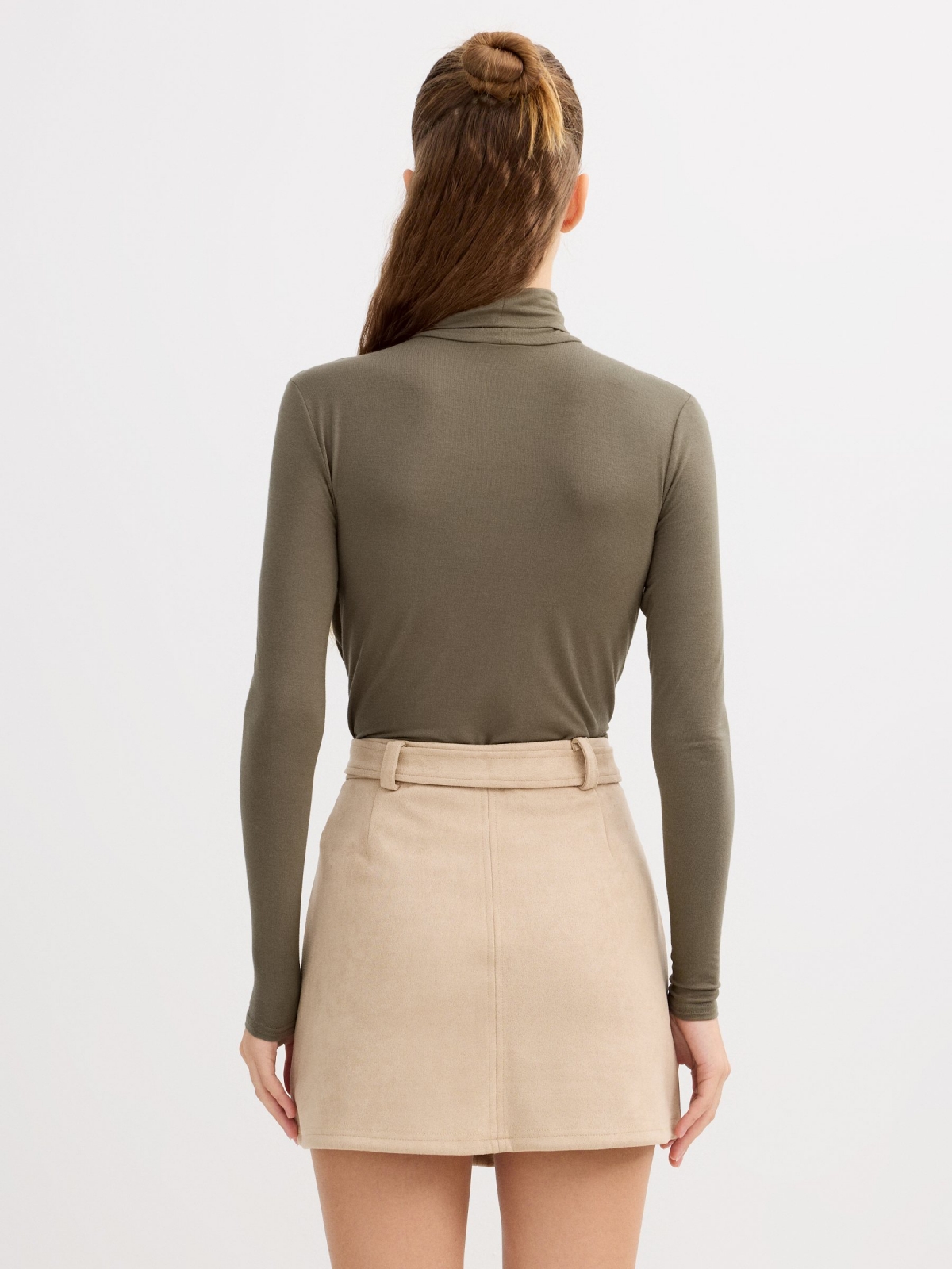 Camiseta slim cuello perkins kaki vista media trasera