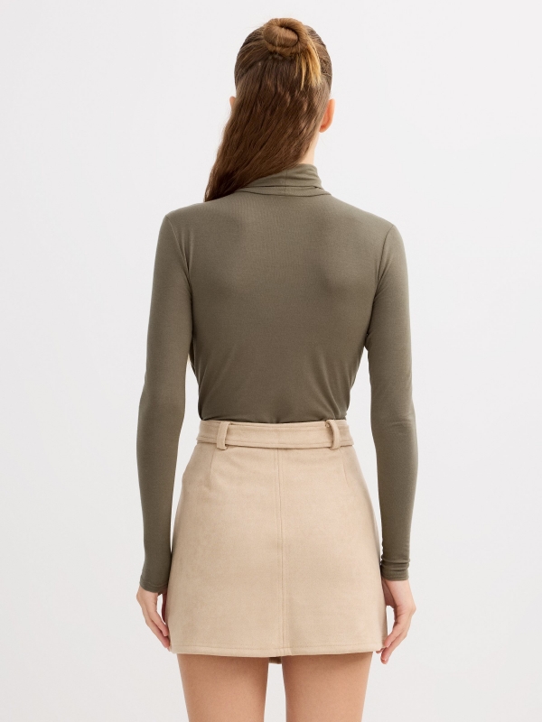 Camiseta slim cuello perkins kaki vista media trasera