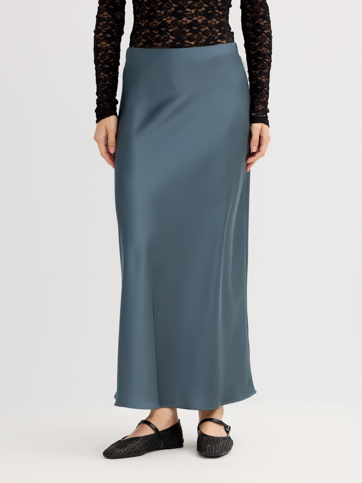 Falda midi satinada gris azulado vista media trasera