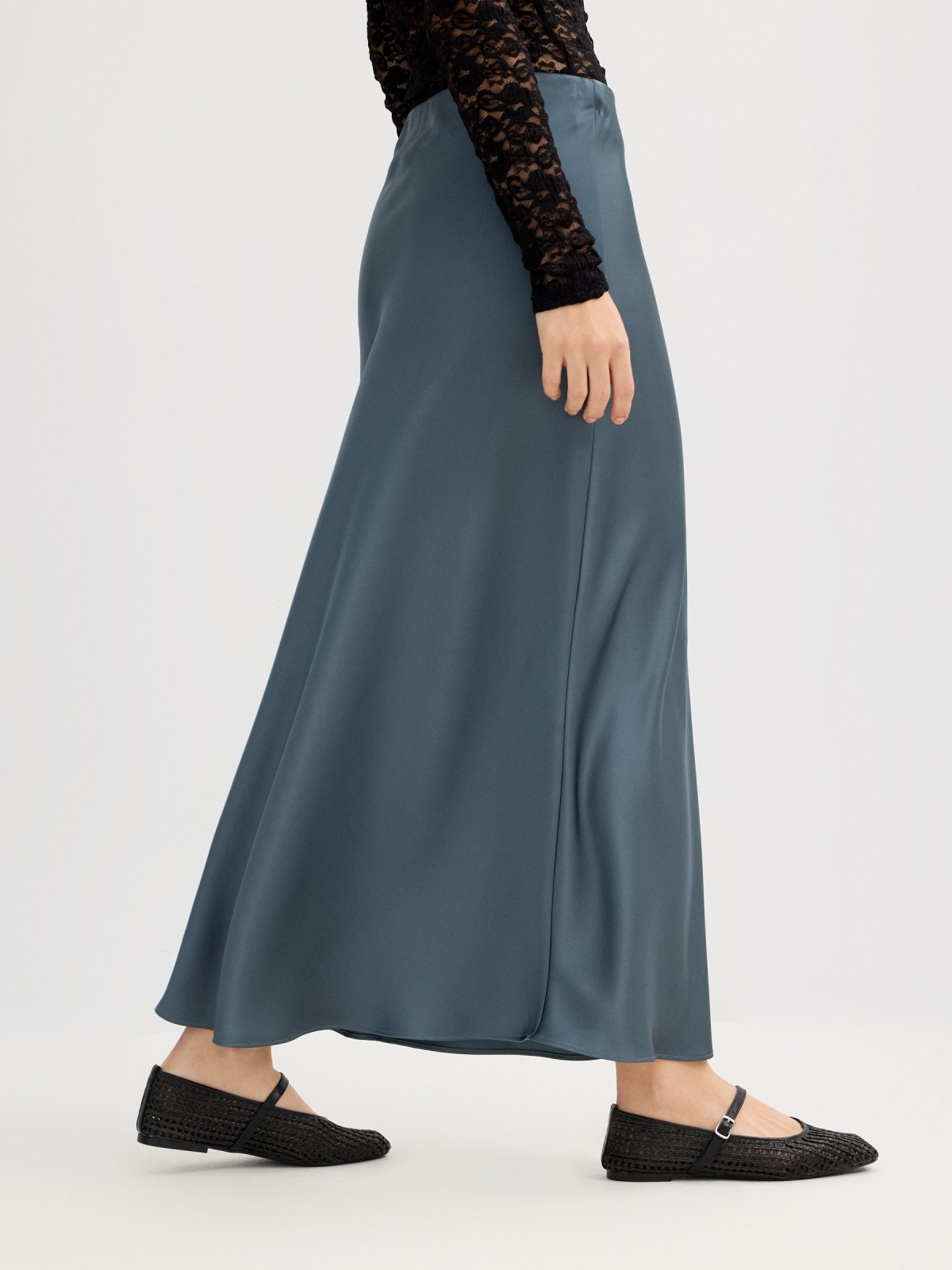 Falda midi satinada gris azulado vista detalle