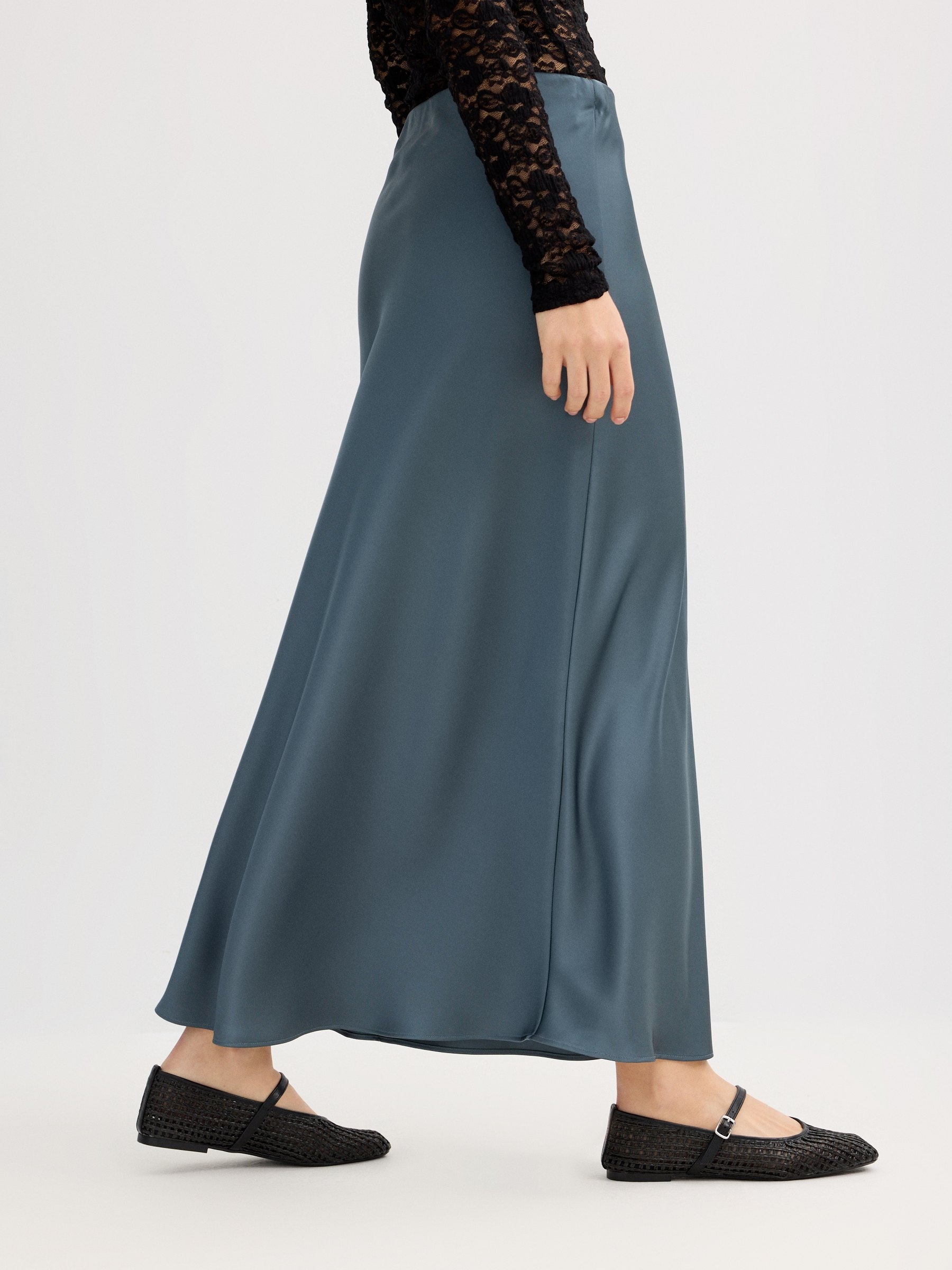 Falda midi satinada gris azulado vista media frontal