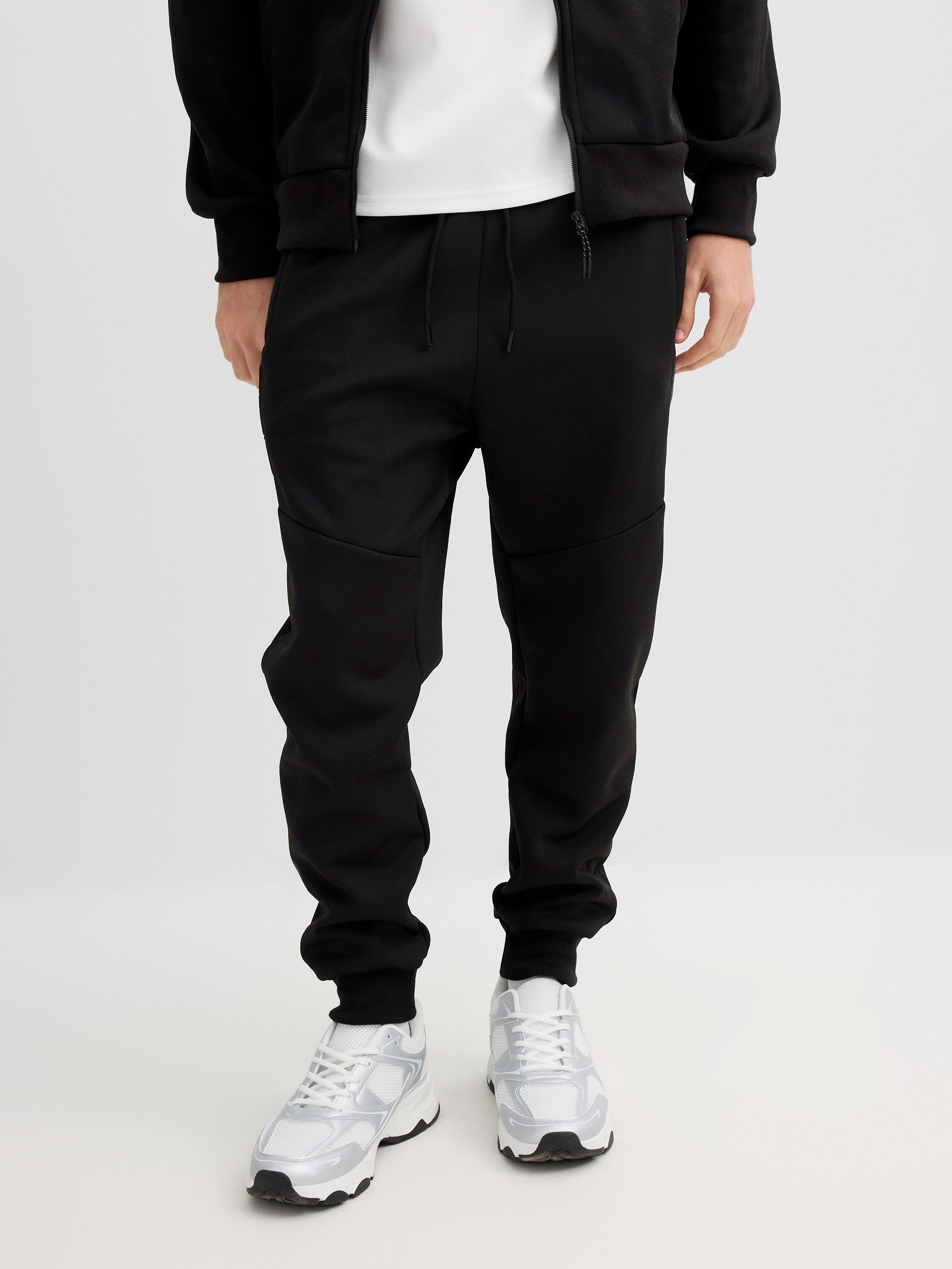 Jogger deportivo felpa negro vista media frontal