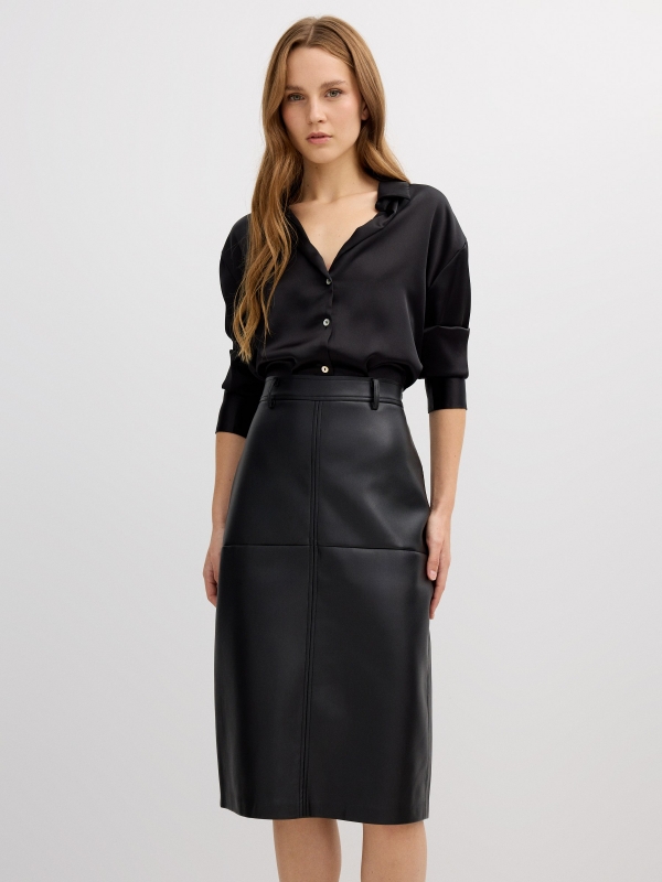 Falda midi ajustada efecto piel negro vista media frontal